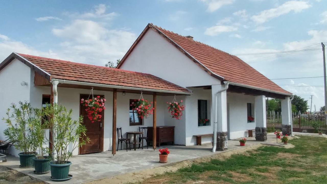 Oncsa Vendeghaz Hotel Gyongyos Ngoại thất bức ảnh